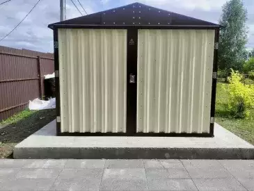 Гараж для квадроцикла и хозяйственных принадлежностей в комбинированной расцветке в с. Башино, Ясногорский р-н, Тульская обл.