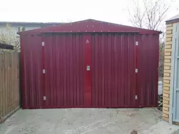 Автомобильный гараж в винно-красном цвете в дер. Северово, г.о. Подольск, МО