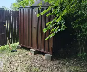 Хозблок для садовой техники и хозяйственных вещей в шоколадном цвете в дер. Ожигово, Троицкий адм. окр, г. Москва